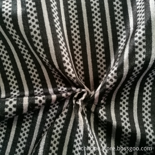 Attraktiver und langlebiger Strickstoff aus 100% Polyesterrohr